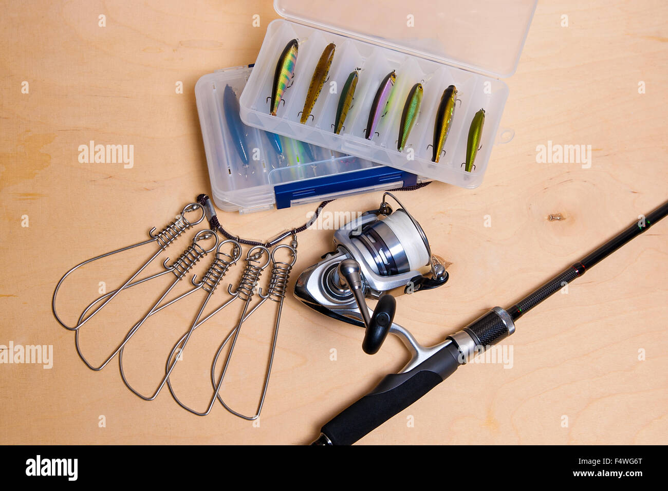 Angelrute und Rolle mit Box für Köder. Fisch-Stringer. Stockfoto