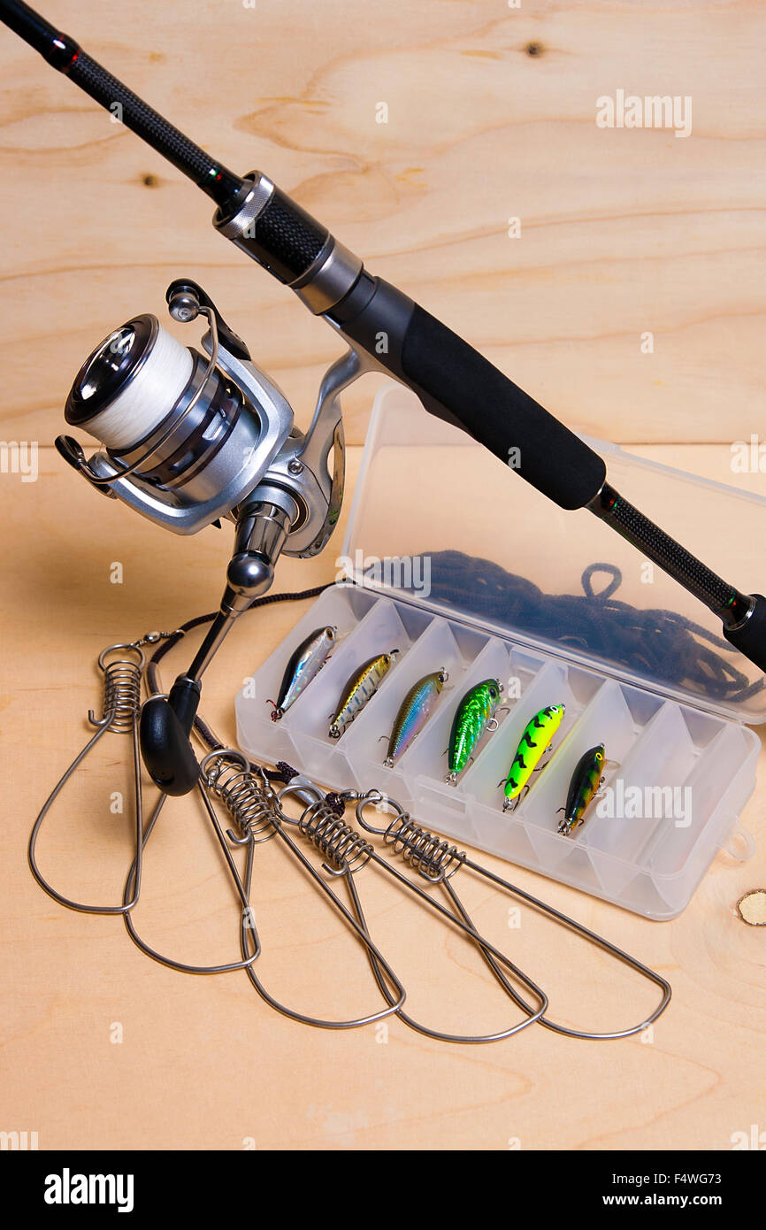 Angelrute und Rolle mit Box für Köder. Fisch-Stringer. Stockfoto