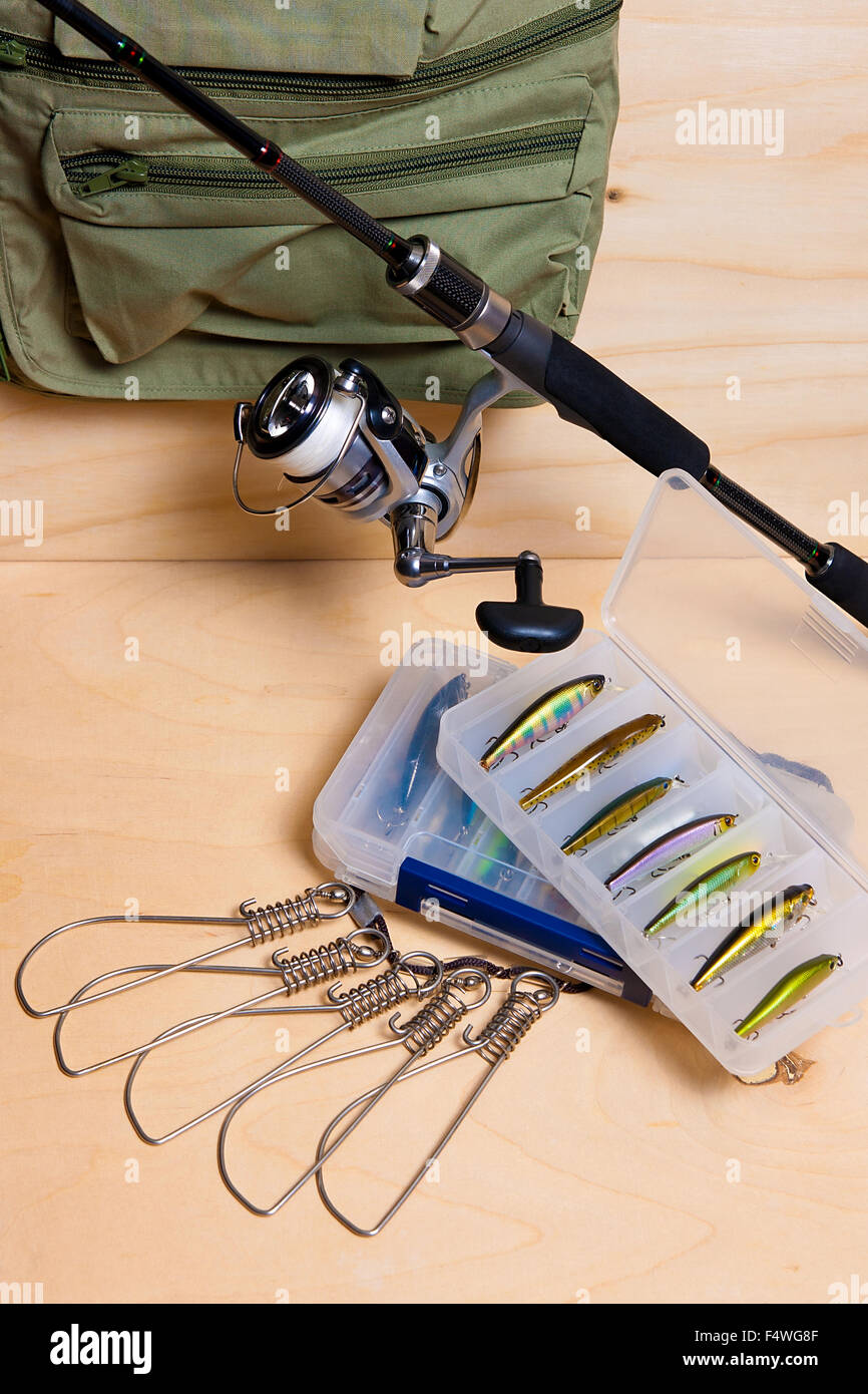Angelrute und Rolle mit Box für Köder und Fisch Stringer. Stockfoto