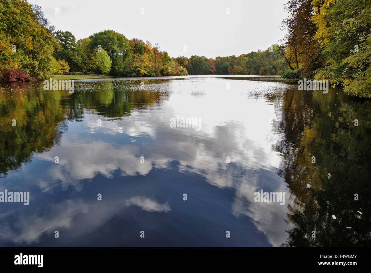 Berlin, Deutschland. 23. Oktober 2015. Wolken und Bäume spiegeln sich