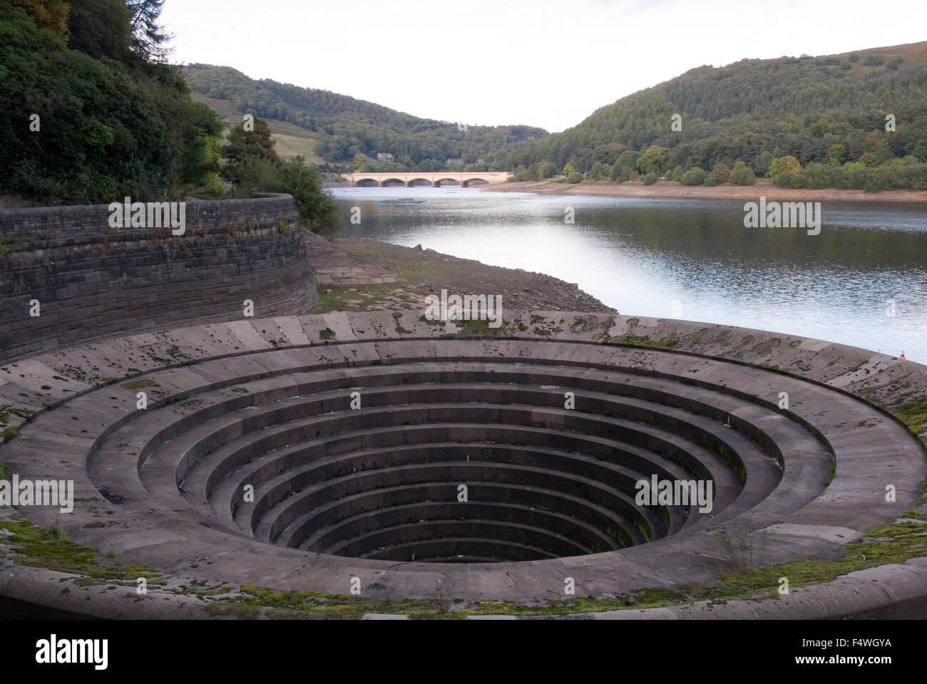 DERBYSHIRE UK - 06 Okt: Ladybower Vorratsbehälter Einströmdüse Überlauf (oder Dübelloch) am 6. Oktober 2013 in den Peak District, Großbritannien Stockfoto