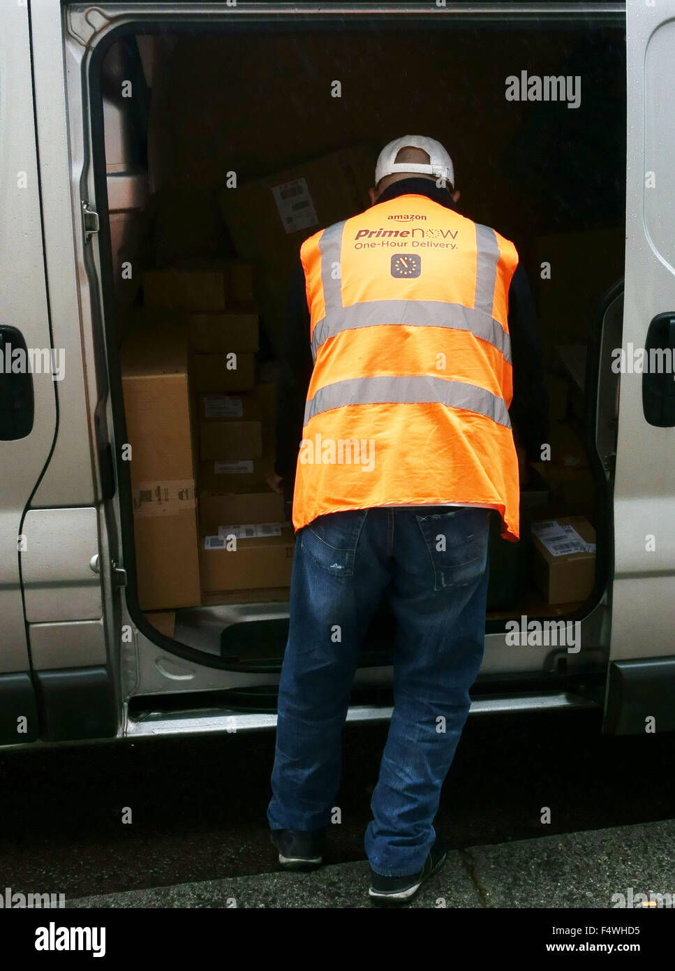 Amazon Prime jetzt 1 Stunde Lieferung Fahrzeug und Fahrer, London  Stockfotografie - Alamy