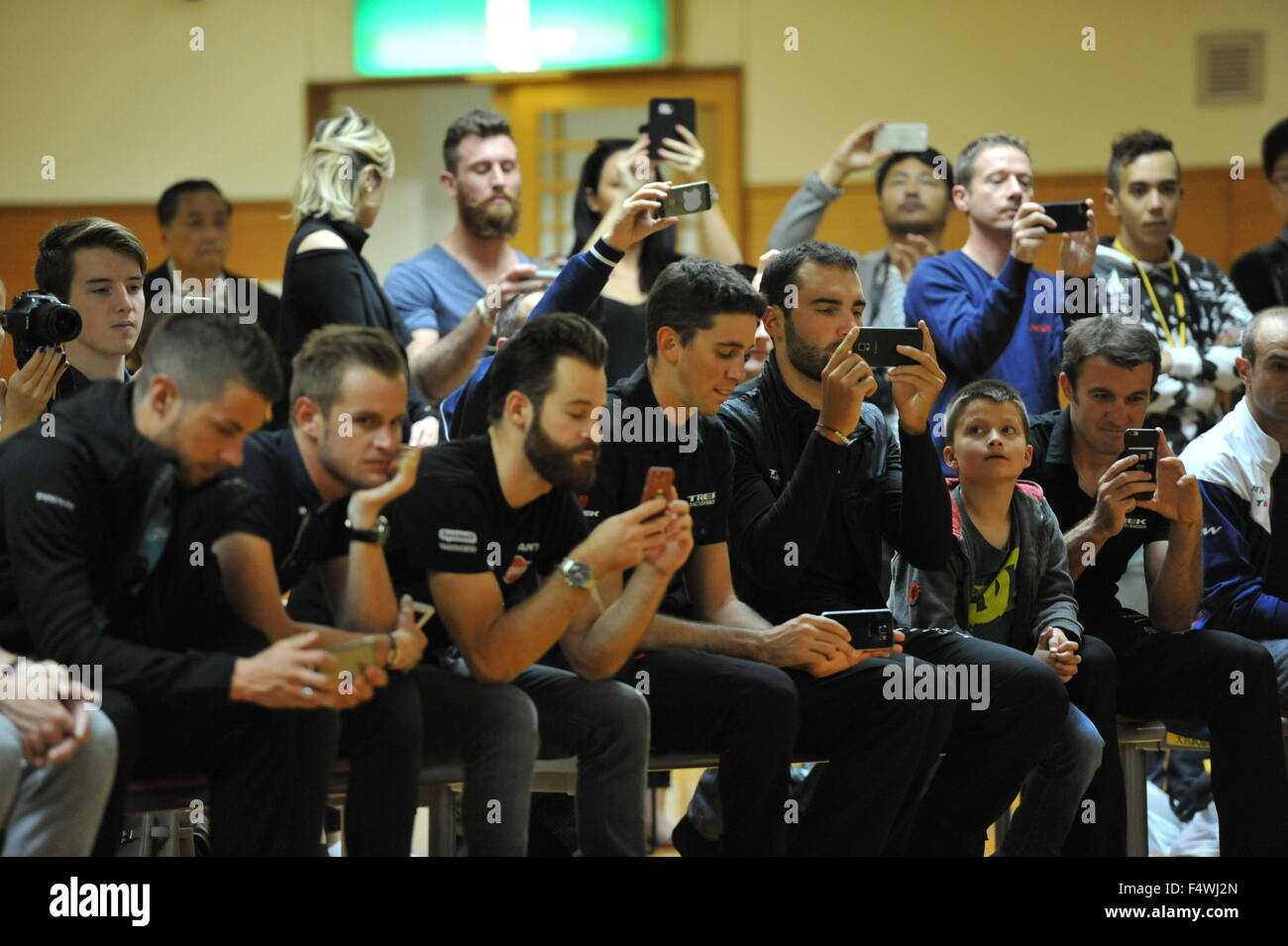 Fahrer aus der Tour de France eine Demonstration der Koto-Musik (japanische Harfe) durch Studenten aus Urawa Municipal High School am 23. Oktober 2015 in Saitama, Japan zu sehen. 2015 ist das dritte Jahr, die die Organisatoren von Le Tour de France für ein besonderes eines Tages Criterium Rennen das Rennen nach Japan gebracht haben. (Foto Kumiko Saotome/AFLO) Stockfoto