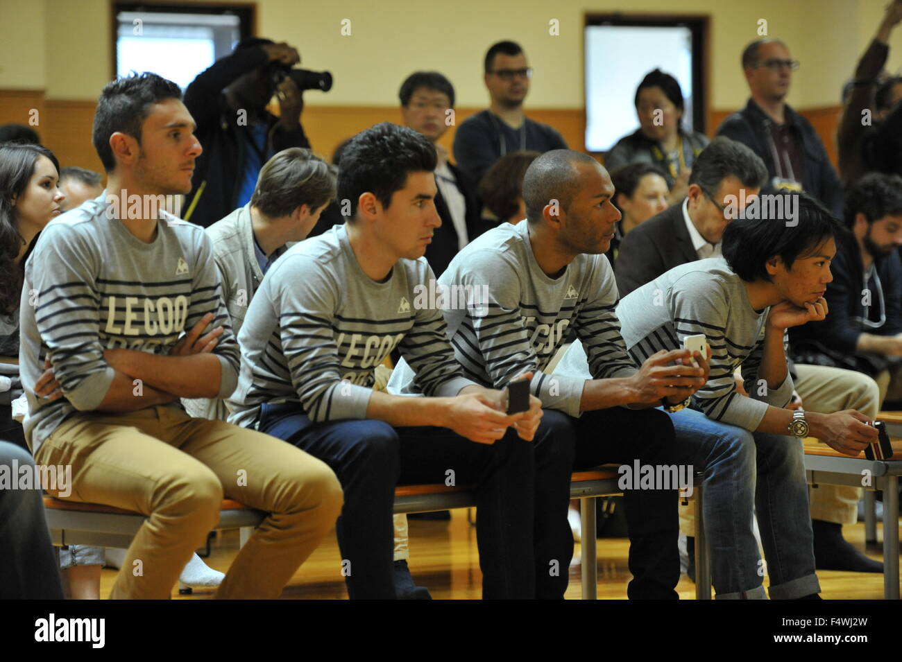 Yukiya Arashiro und Fahrer aus der Tour de France sehen Sie eine Demonstration der Koto-Musik (japanische Harfe) von Studenten aus Urawa Municipal High School am 23. Oktober 2015 in Saitama, Japan. 2015 ist das dritte Jahr, die die Organisatoren von Le Tour de France für ein besonderes eines Tages Criterium Rennen das Rennen nach Japan gebracht haben. (Foto Kumiko Saotome/AFLO) Stockfoto