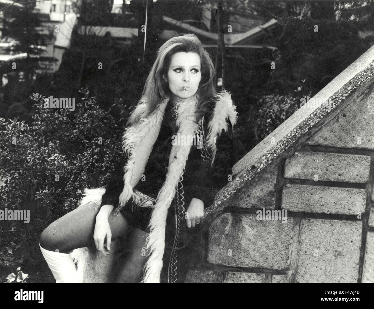 Ein Mädchen trägt eine Tracht der 1970er Jahre Stockfoto
