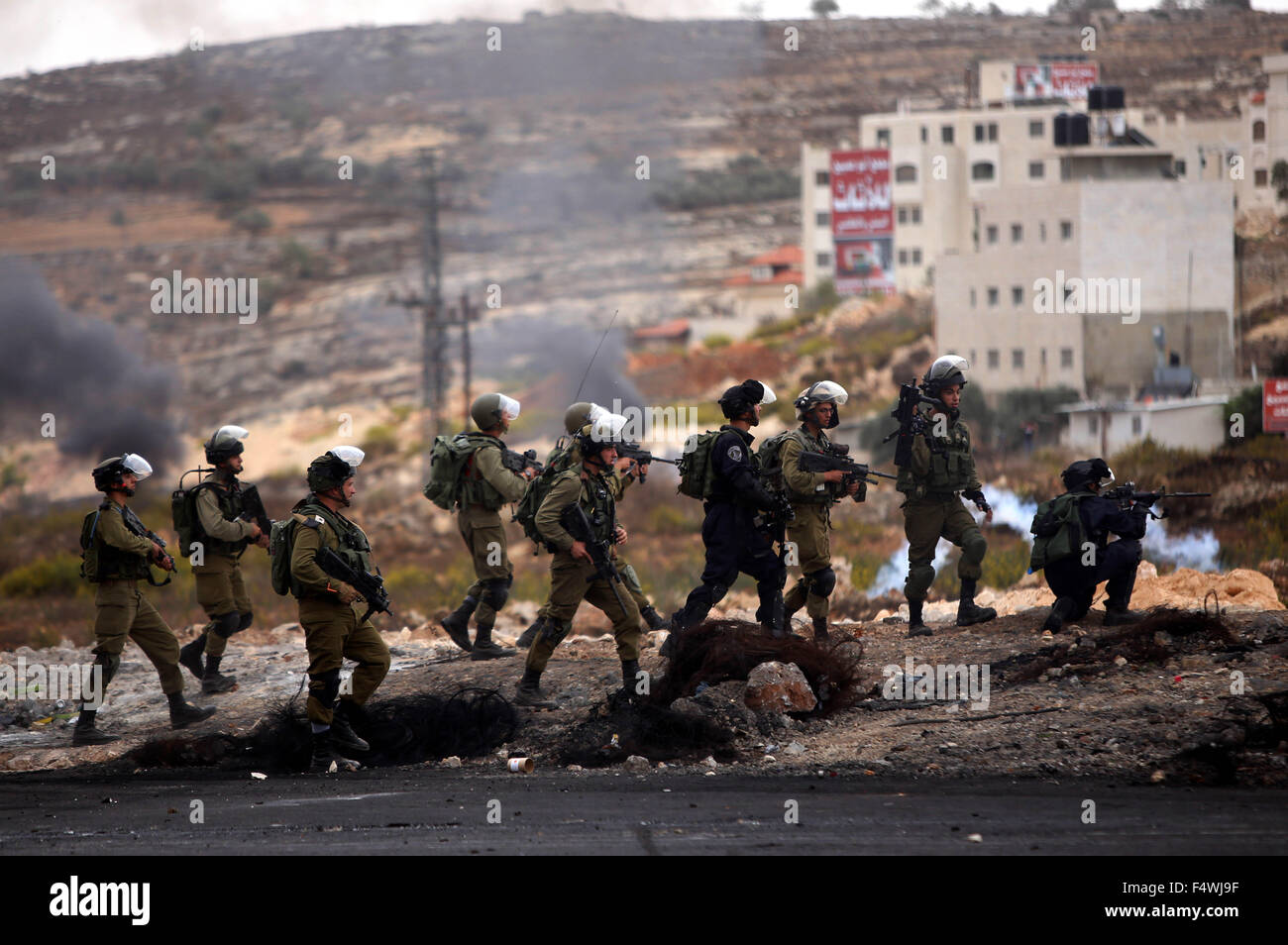 Ramallah, Westjordanland, Palästinensische Gebiete. 23. Oktober 2015. Israelische Sicherheitskräfte nehmen Position bei Zusammenstößen mit den palästinensischen Demonstranten in der Nähe der jüdischen Siedlung von Beit El, in der Nähe von Ramallah am 23. Oktober 2015. Palästinensischen Fraktionen gefordert Massenkundgebungen gegen Israel in den besetzten Westjordanland und Ostjerusalem in einen '' Tag des Zorns '' am Freitag, als Welt und regionale Mächte angedrückt mit Vorträgen zu versuchen, mehr als drei Wochen des Blutvergießens Credit Ende: Shadi Hatem/APA Bilder/ZUMA Draht/Alamy Live News Stockfoto