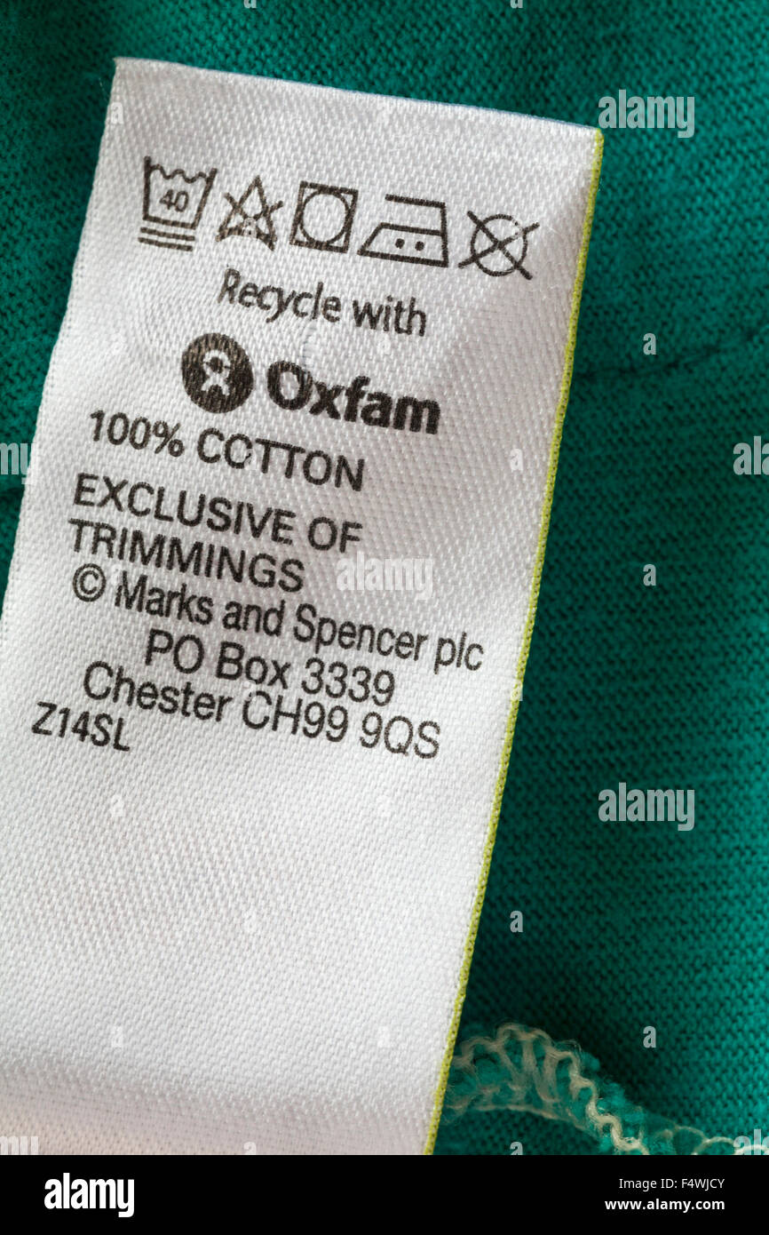 Recycling mit Oxfam-Label mit Pflegesymbolen aus 100% Baumwolle Marks and Spencer clothing - Pflege Waschen Symbole und Anweisungen Stockfoto