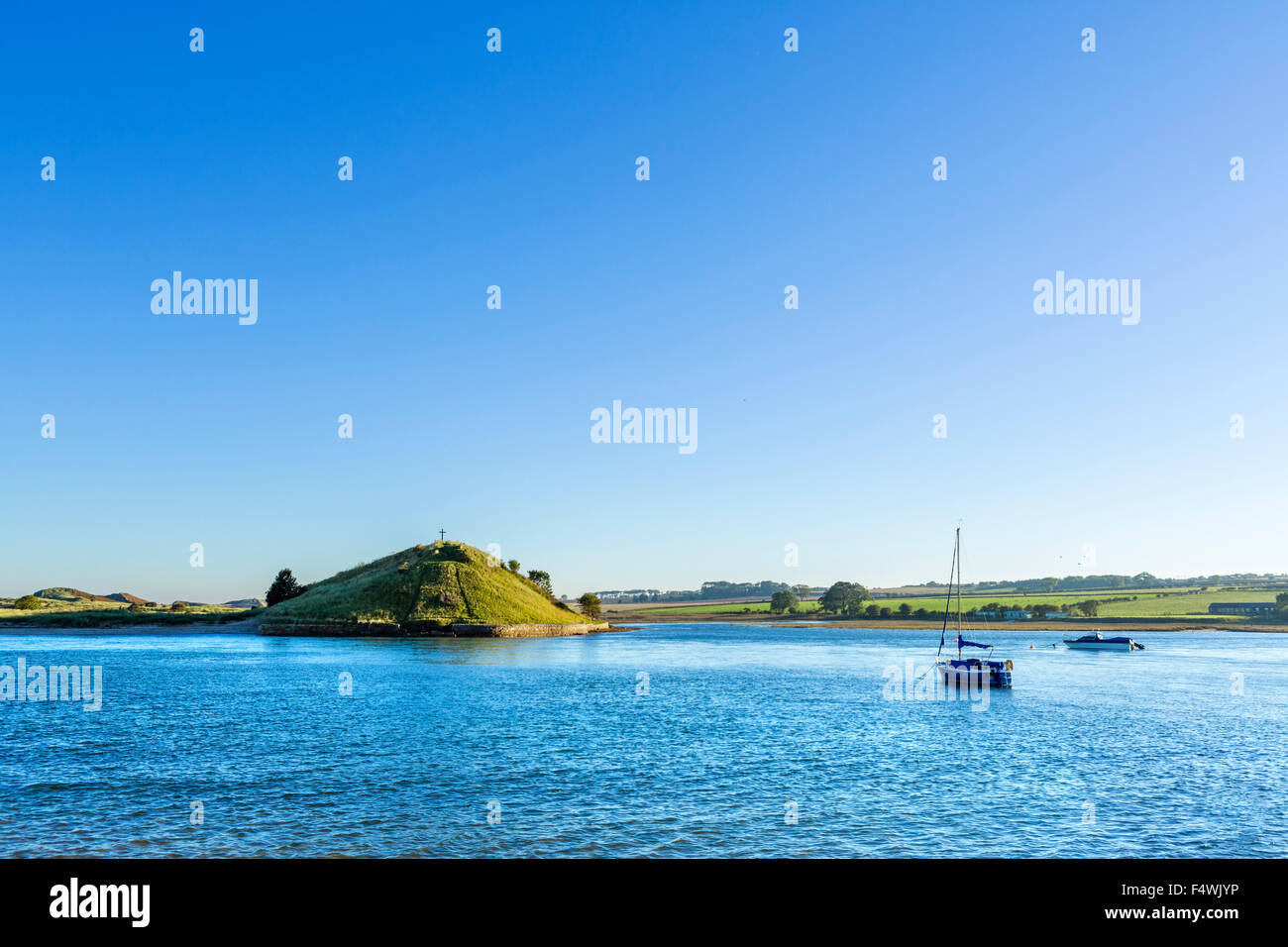 Mund von dem Fluss Aln mit Blick auf Kirche-Hügel und St Cuthbert Kreuz, Alnmouth, Northumberland, England, UK Stockfoto