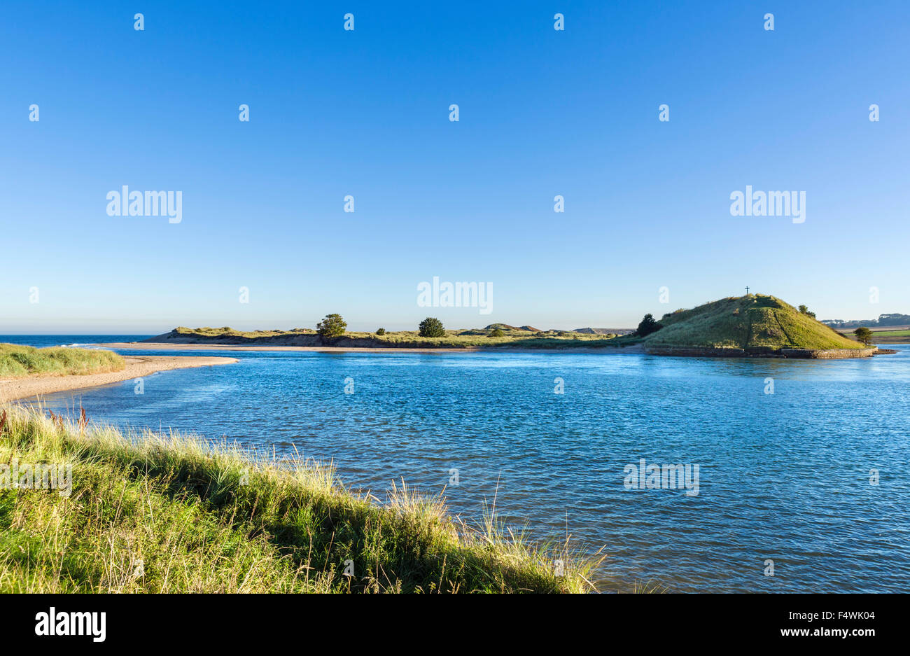 Mund von dem Fluss Aln mit Blick auf Kirche-Hügel und St Cuthbert Kreuz, Alnmouth, Northumberland, England, UK Stockfoto