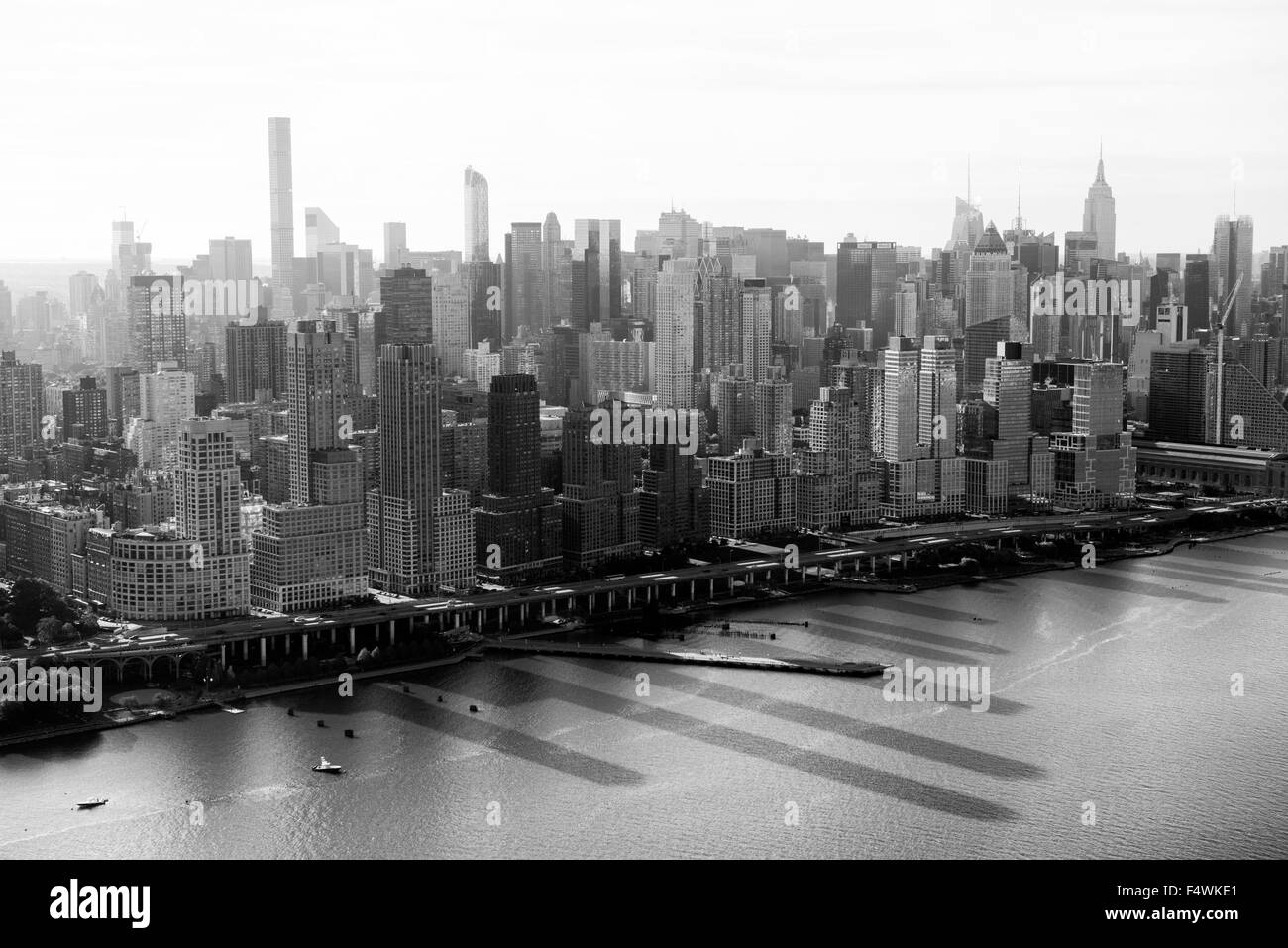 Luftaufnahme von Manhattan, aufgenommen aus einem Hubschrauber fliegen über den Hudson River auf der Westseite, New York City USA Stockfoto