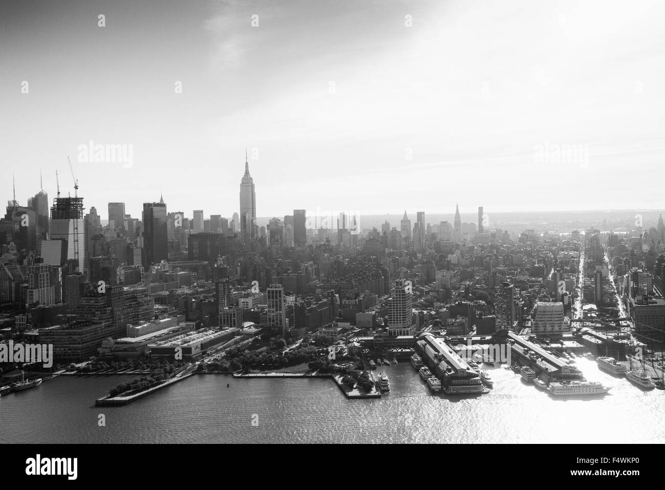 Luftaufnahme von Manhattan, aufgenommen aus einem Hubschrauber fliegen über den Hudson River auf der Westseite, New York City USA Stockfoto