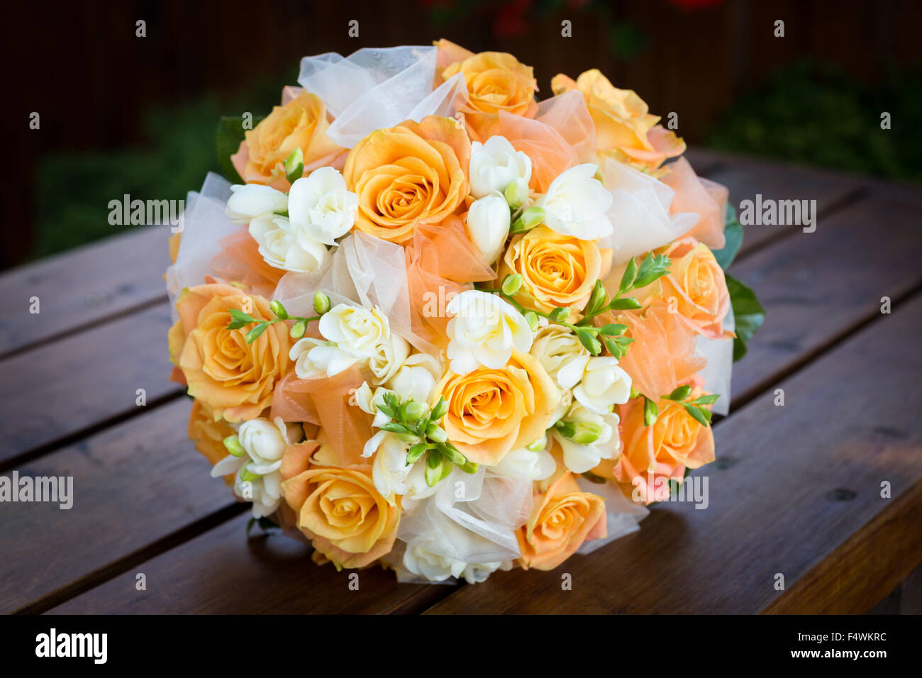 Brautstrauß mit orangefarbenen und weißen Blumen Stockfoto