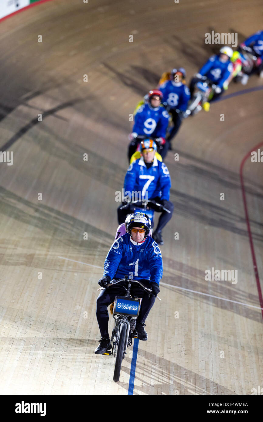 London, UK. 22. Oktober 2015. Derney Fahrer #1 Herman Bakker (NED), #7 Michel Vaarten (BEL), #8 Ron Zijlaard (NED) & 9 Gert Gessler (GER) im Wettbewerb mit den Herren 40 Runde Derny am 6 Tag in London, eine Elite track cycling Wettbewerb, Lee Valley Velo Park, London, UK. Bildnachweis: Simon Balson/Alamy Live-Nachrichten Stockfoto