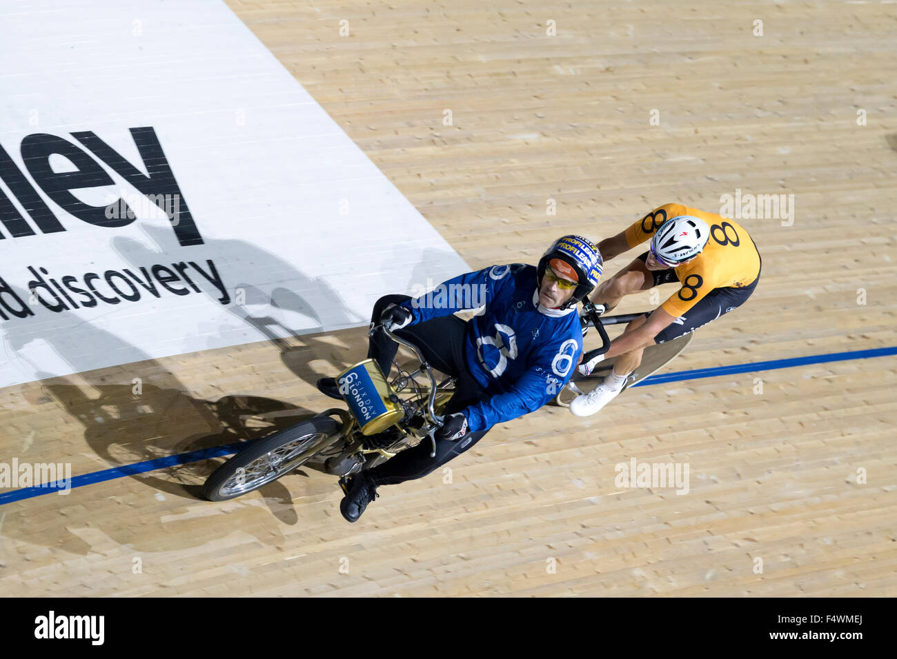 London, UK. 22. Oktober 2015. #8 Radfahrer Niki Terpstra (NED) & Derney Rider #8 Ron Zijlaard (NED) im Wettbewerb mit den Herren 40 Runde Derny am 6 Tag in London, eine Elite Bahnradsport Wettbewerb, Lee Valley Velo Park, London, UK. Bildnachweis: Simon Balson/Alamy Live-Nachrichten Stockfoto