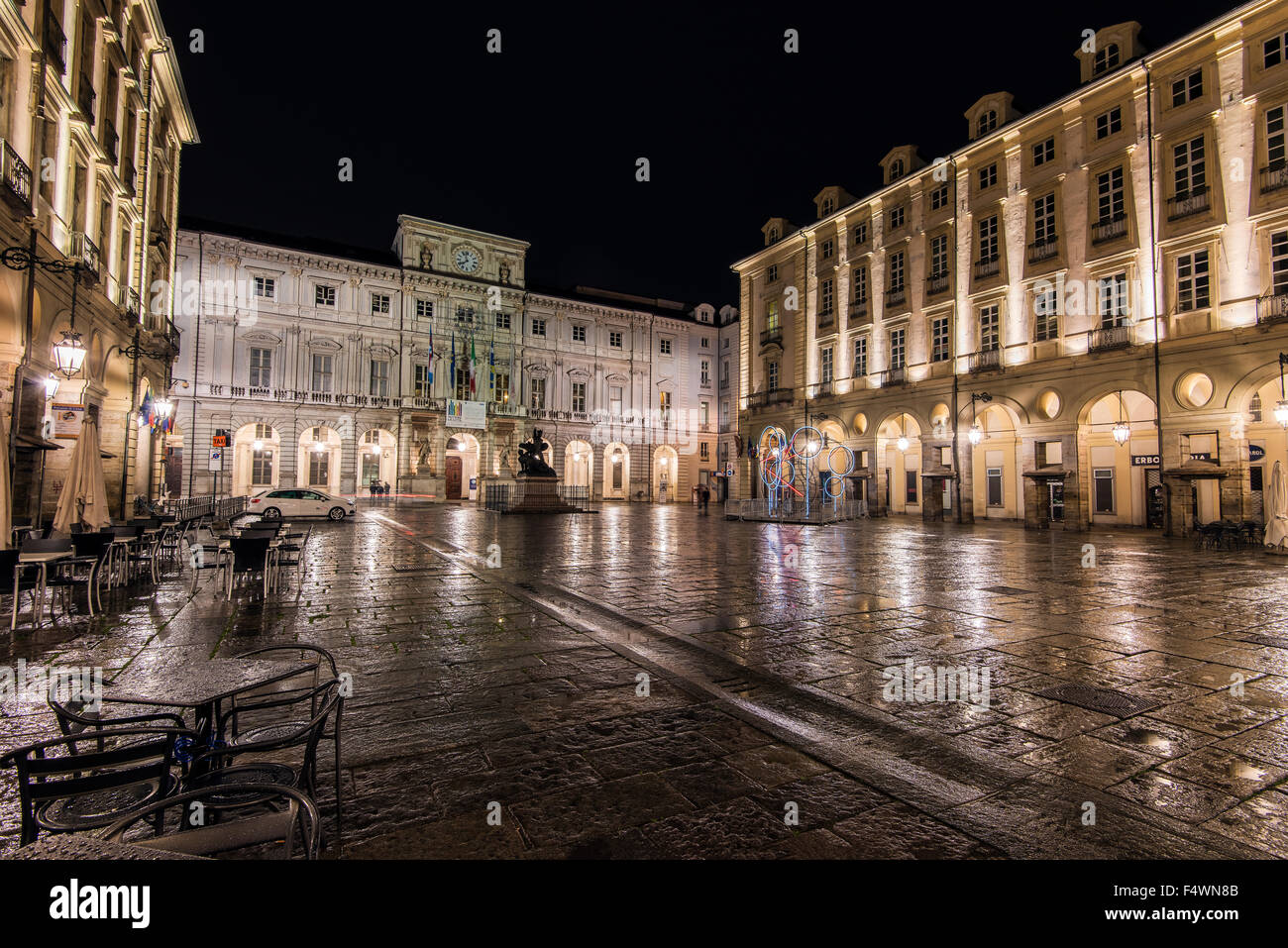 Nachtansicht des Piazza Palazzo di Città oder Piazza Delle Erbe mit Rathaus, Turin, Piemont, Italien Stockfoto