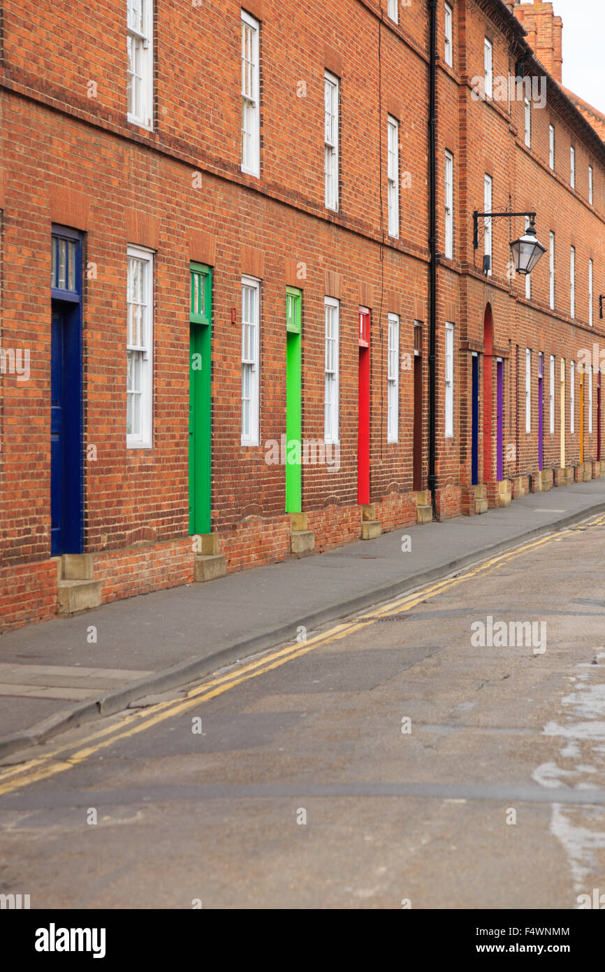 Eine Straße mit bunten Türen in Newark on Trent Stockfoto