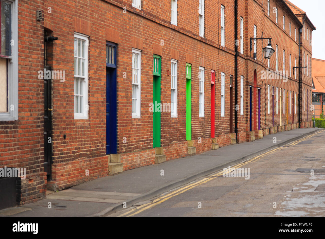 Eine Straße mit bunten Türen in Newark on Trent Stockfoto