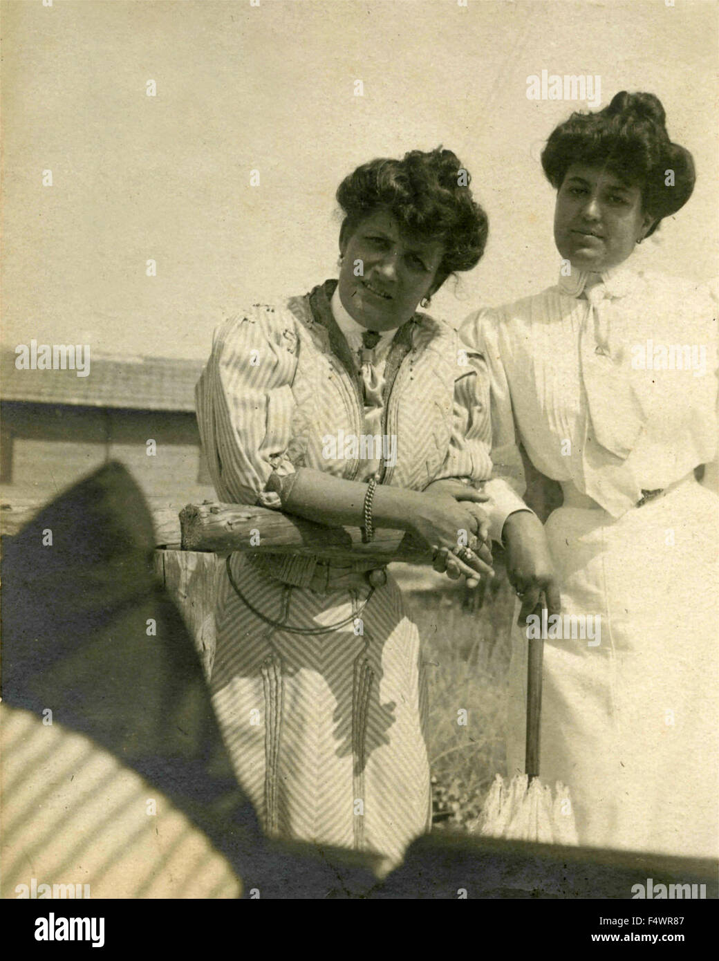 Zwei Frauen in weiß gekleidet mit typische Frisur des Anfangs des XX. Jahrhunderts, Italien Stockfoto
