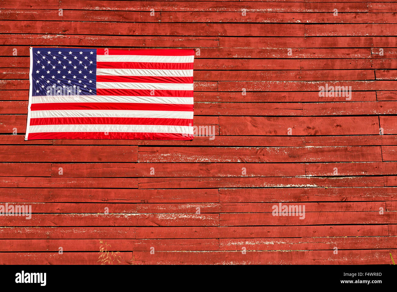 Eine alte hölzerne Scheune dekoriert mit einer amerikanischen Flagge auf den Quilt Pfaden im Preise Creek, North Carolina. Quilt Wanderwege Ehre handgemachte quilt Designs der ländlichen Appalachian Region. Stockfoto