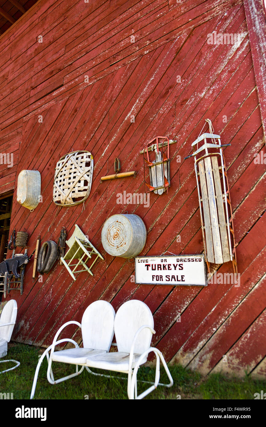 Eine alte hölzerne Scheune dekoriert mit eine alte Ackergeräte auf den Quilt Pfaden im Preise Creek, North Carolina. Quilt Wanderwege Ehre handgemachte quilt Designs der ländlichen Appalachian Region. Stockfoto