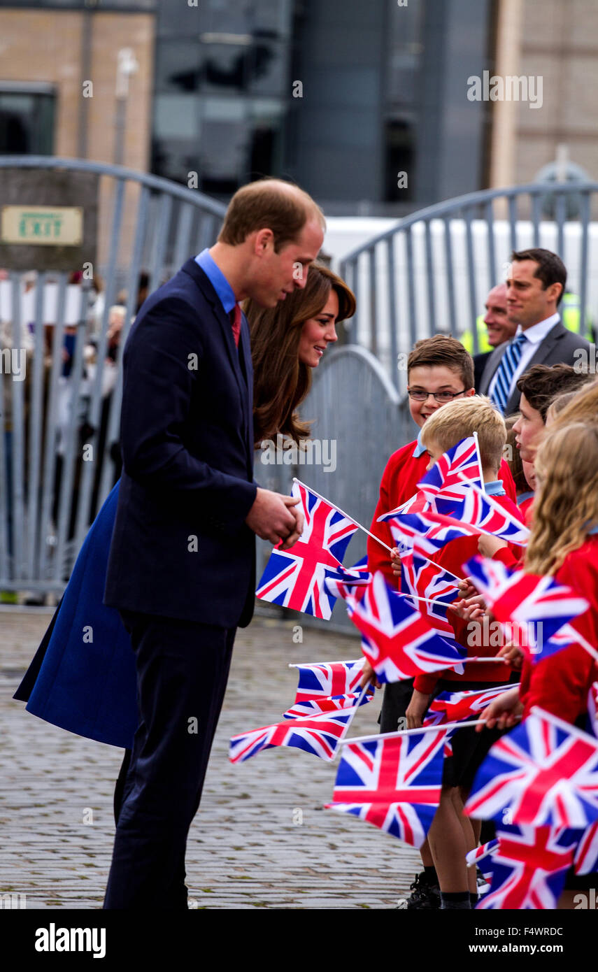 Dundee, Tayside, Scotland, UK, 23. Oktober 2015. Herzog und Herzogin von Cambridge besuchen nach Dundee. Prinz William und Kate Middleton haben ihren ersten offiziellen Besuch in Dundee. Das Königspaar, Ankunft am Discovery Point für einen kurzen Rundgang durch Kapitän Scotts Schiff RRS Discovery in Dundee. Sie wurden von den Kindern aus der Dunblane Primary School traf dann an Bord des Schiffes. © Dundee Photographics / Alamy Live News. Stockfoto