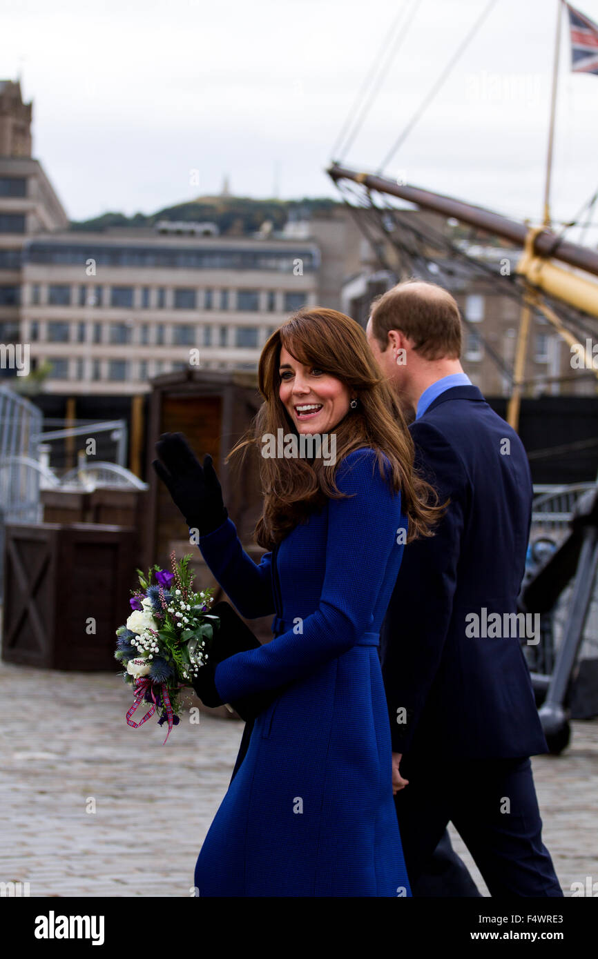 Dundee, Tayside, Scotland, UK, 23. Oktober 2015. Herzog und Herzogin von Cambridge besuchen nach Dundee. Prinz William und Kate Middleton haben ihren ersten offiziellen Besuch in Dundee. Das Königspaar, Ankunft am Discovery Point für einen kurzen Rundgang durch Kapitän Scotts Schiff RRS Discovery in Dundee. Sie wurden von den Kindern aus der Dunblane Primary School traf dann an Bord des Schiffes. © Dundee Photographics / Alamy Live News. Stockfoto