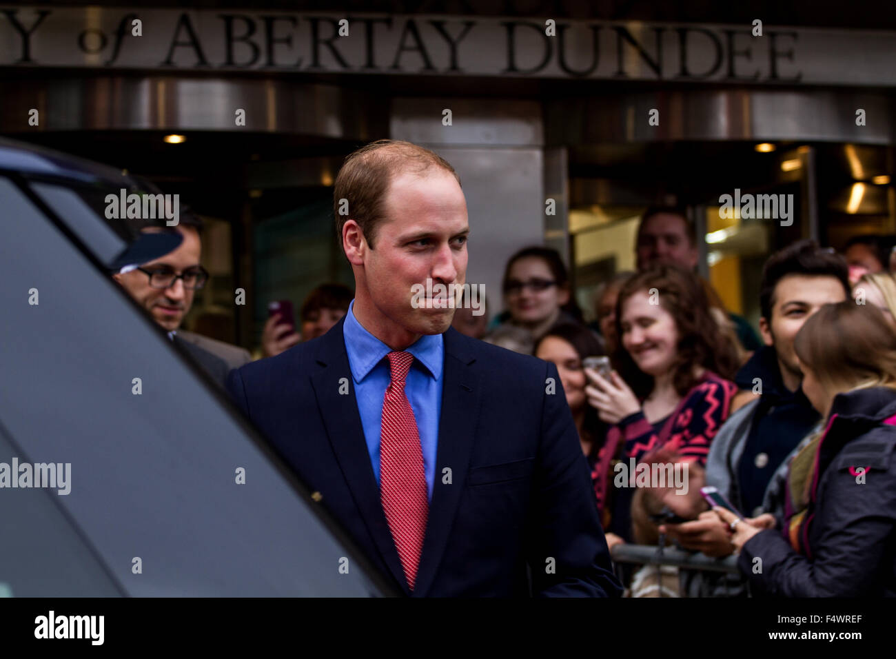 Dundee, Tayside, Scotland, UK, 23. Oktober 2015. Herzog und Herzogin von Cambridge besuchen nach Dundee. Prinz William und Kate Middleton haben ihren ersten offiziellen Besuch in Dundee. Das Königspaar der Abertay Universität zu besuchen. Sie wurden von den Studenten vor dem Haupteingang in Dundee erfüllt. © Dundee Photographics / Alamy Live News. Stockfoto