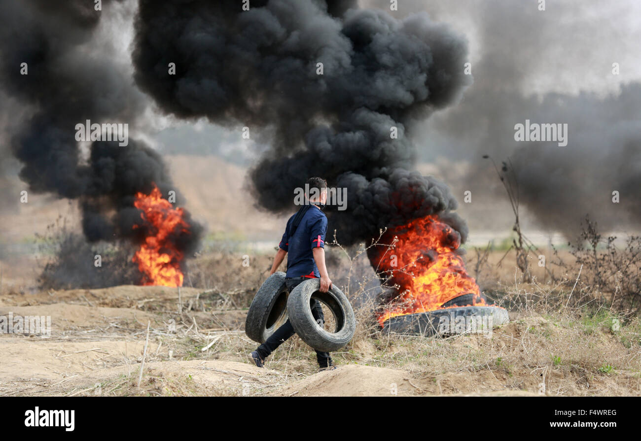 Buriej, Gazastreifen, Palästinensische Gebiete. 23. Oktober 2015. Palästinensische Demonstranten teilnehmen bei Zusammenstößen mit israelischen Sicherheitskräften in der Nähe der Grenze zwischen israelischen und zentrale Gaza Stirp, am 23. Oktober 2015. Palästinensischen Fraktionen gefordert Massenkundgebungen gegen Israel in den besetzten Westjordanland und Ostjerusalem in einen '' Tag des Zorns '' am Freitag, als Welt und regionale Mächte angedrückt mit Vorträgen zu versuchen, mehr als drei Wochen des Blutvergießens Credit Ende: Yasser Qudih/APA Bilder/ZUMA Draht/Alamy Live News Stockfoto
