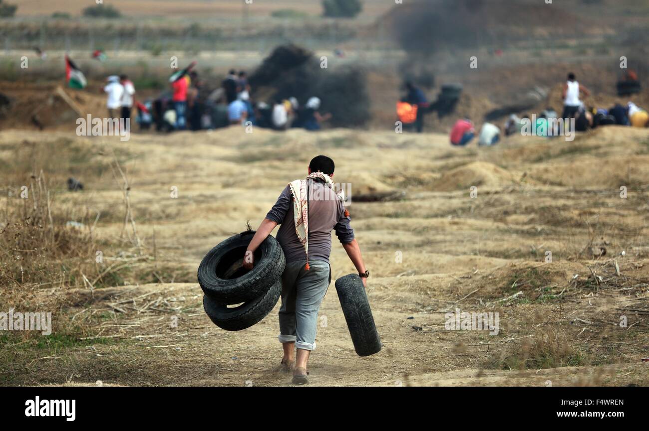 Buriej, Gazastreifen, Palästinensische Gebiete. 23. Oktober 2015. Palästinensische Demonstranten teilnehmen bei Zusammenstößen mit israelischen Sicherheitskräften in der Nähe der Grenze zwischen israelischen und zentrale Gaza Stirp, am 23. Oktober 2015. Palästinensischen Fraktionen gefordert Massenkundgebungen gegen Israel in den besetzten Westjordanland und Ostjerusalem in einen '' Tag des Zorns '' am Freitag, als Welt und regionale Mächte angedrückt mit Vorträgen zu versuchen, mehr als drei Wochen des Blutvergießens Credit Ende: Yasser Qudih/APA Bilder/ZUMA Draht/Alamy Live News Stockfoto