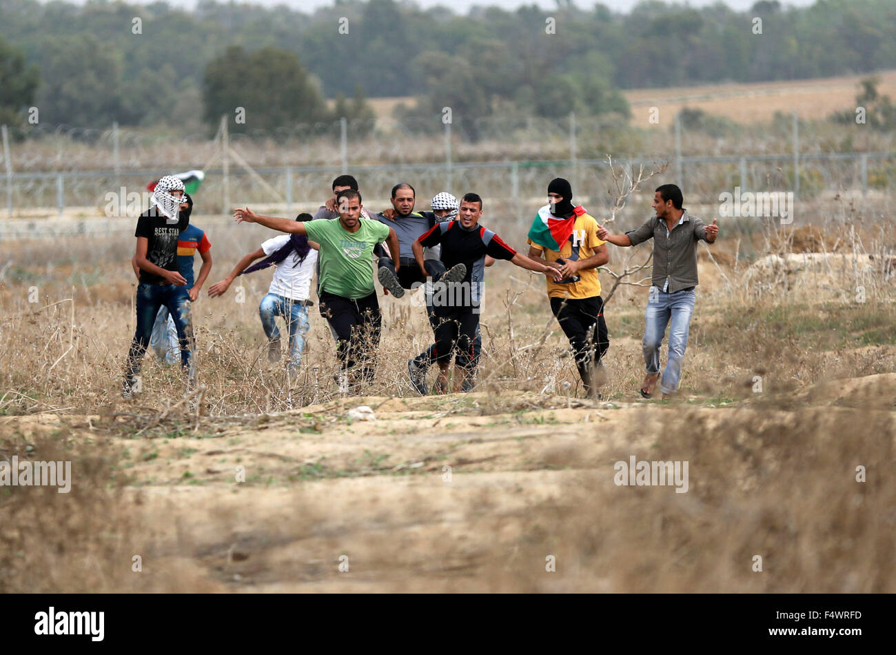 Buriej, Gazastreifen, Palästinensische Gebiete. 23. Oktober 2015. Palästinensische Demonstranten tragen einen verletzten Kameraden bei Zusammenstößen mit israelischen Sicherheitskräften in der Nähe der Grenze zwischen israelischen und zentrale Gaza-Streifen, am 23. Oktober 2015. Palästinensischen Fraktionen gefordert Massenkundgebungen gegen Israel in den besetzten Westjordanland und Ostjerusalem in einen '' Tag des Zorns '' am Freitag, als Welt und regionale Mächte angedrückt mit Vorträgen zu versuchen, mehr als drei Wochen des Blutvergießens Credit Ende: Yasser Qudih/APA Bilder/ZUMA Draht/Alamy Live News Stockfoto