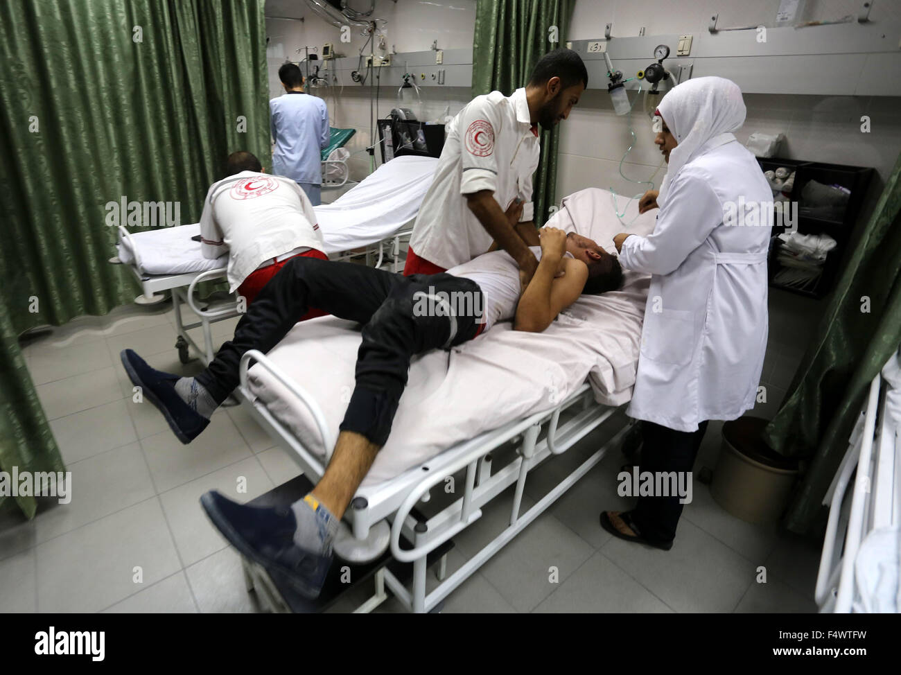Jabalia, Gazastreifen, Palästinensische Gebiete. 23. Oktober 2015. Ein verletzten palästinensischen Demonstranten, die bei Zusammenstößen mit israelischen Sicherheitskräften verwundet wurde, erhält Behandlung in einem Krankenhaus im nördlichen Gazastreifen am 23. Oktober 2015. Palästinensischen Fraktionen gefordert Massenkundgebungen gegen Israel in den besetzten Westjordanland und Ostjerusalem in einen '' Tag des Zorns '' am Freitag, als Welt und regionale Mächte angedrückt mit Vorträgen zu versuchen, mehr als drei Wochen des Blutvergießens Credit Ende: Mohammed Asad/APA Bilder/ZUMA Draht/Alamy Live News Stockfoto