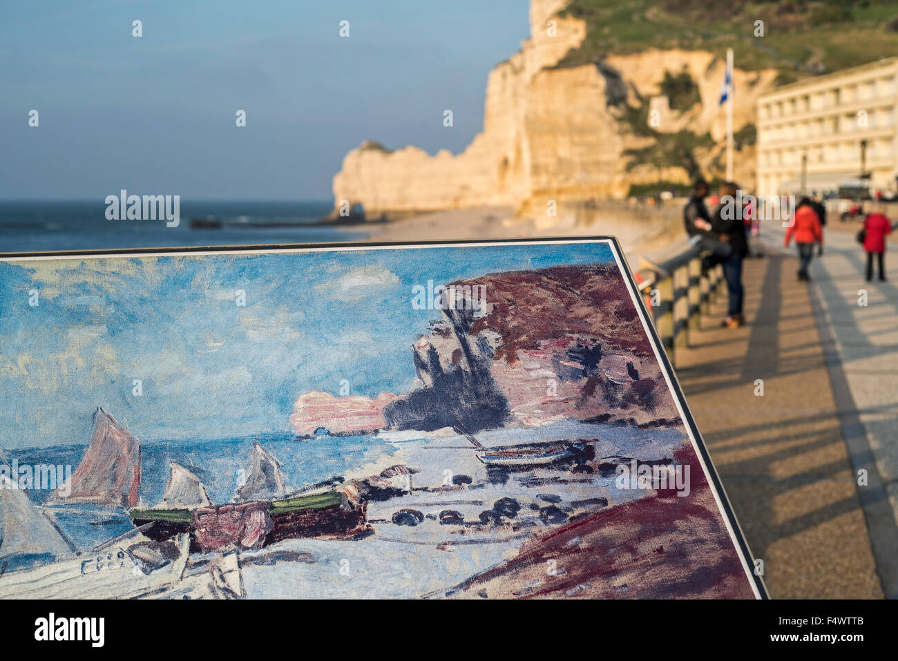 Gemälde von Claude Monet Angelboote/Fischerboote und die Porte d'Amont, ein natürlicher Bogen in den Kreidefelsen bei Etretat, Normandie, Frankreich Stockfoto