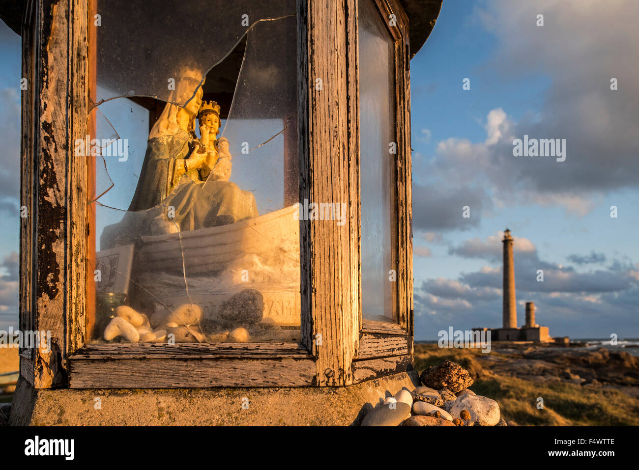 Fischers Schrein vor dem Leuchtturm Phare de Gatteville / Pointe de Barfleur Licht bei Sonnenuntergang, Normandie, Frankreich Stockfoto