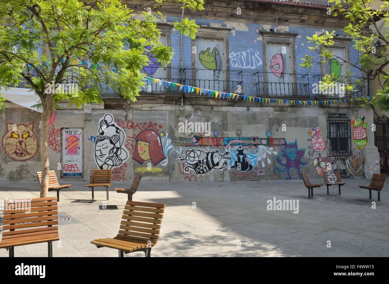 Einsam Stühle mit einem Hintergrund von Graffiti auf den Aufbau in den Straßen der Altstadt. Stockfoto