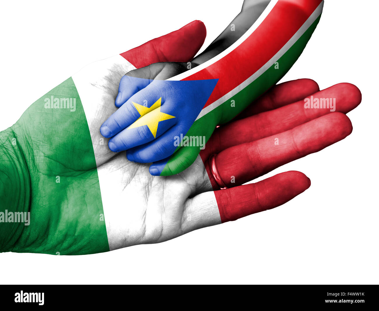 Flagge von Italien überlagert die Hand eines erwachsenen Mannes, die im Besitz einer Baby-Hand mit der Flagge des Südsudan überdruckt. Konzeptbild f Stockfoto