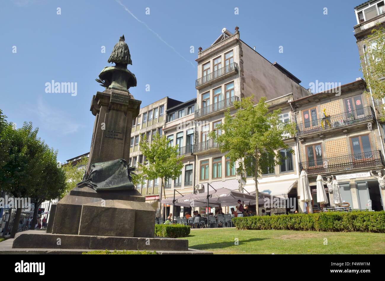 Menschen in ein Restaurant im Plaza Guilherme Gomes Fernandes, Porto, Portugal Stockfoto