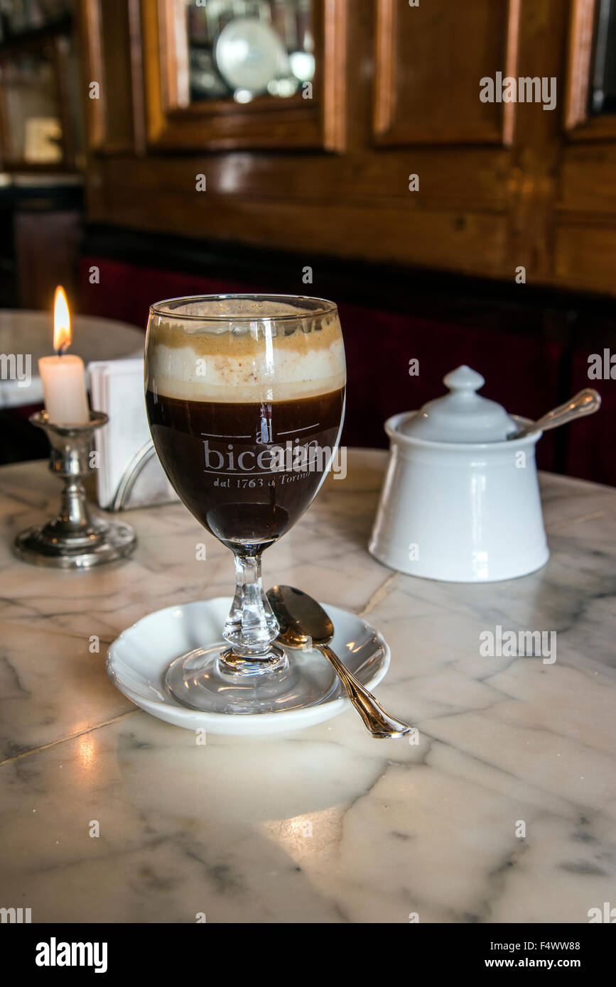 Bicerin, machte ein traditionelles Heißgetränk Espressokaffee und Schokolade in Turin, Piemont, Italien Stockfoto