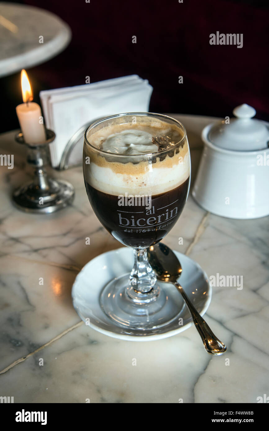 Bicerin, machte ein traditionelles Heißgetränk Espressokaffee und Schokolade in Turin, Piemont, Italien Stockfoto