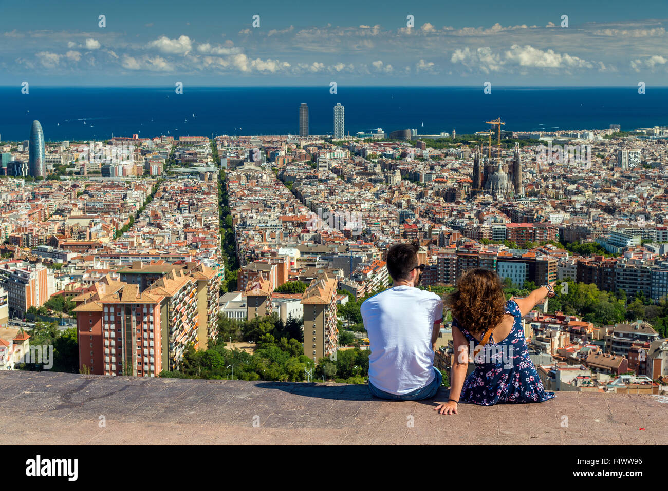 Touristen, die gerade der Skyline der Stadt, Barcelona, Katalonien, Spanien Stockfoto