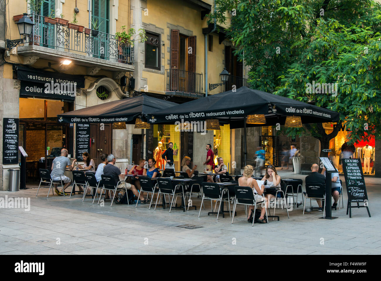 Café im Freien im Viertel Born, Barcelona, Katalonien, Spanien Stockfoto