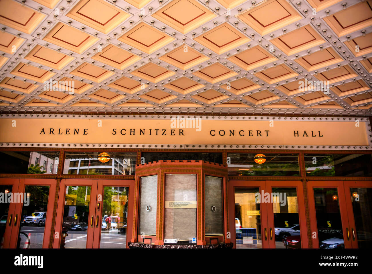 Eingangs-Foyer am Arlene Schnitzer Concert Hall am SW Broadway in der Innenstadt von Portland Oregon Stockfoto