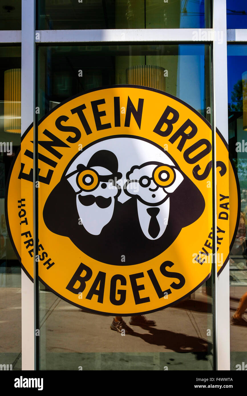 Einstein Bros Bagels Logo vor ihrem Geschäft an der SW College Street in Portland, Oregon Stockfoto
