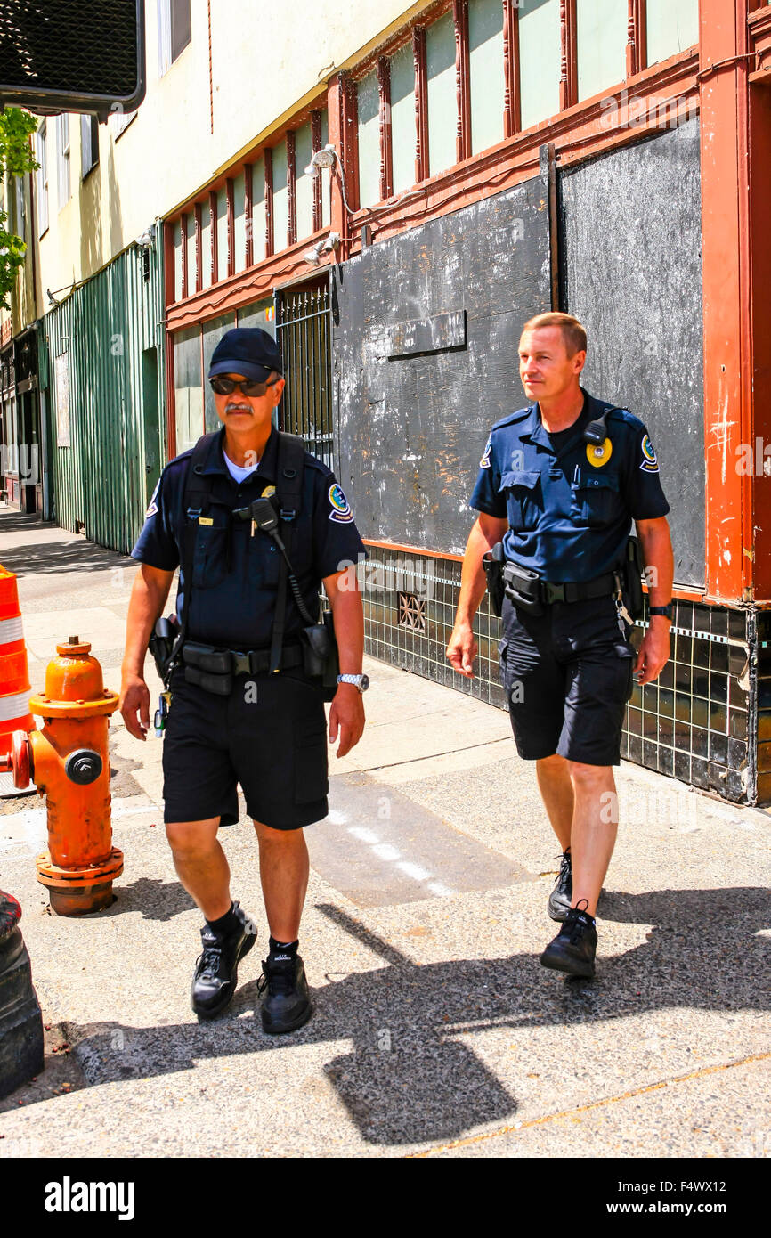 Zwei Polizisten patrouillieren in Chinatown in Portland, Oregon Stockfoto