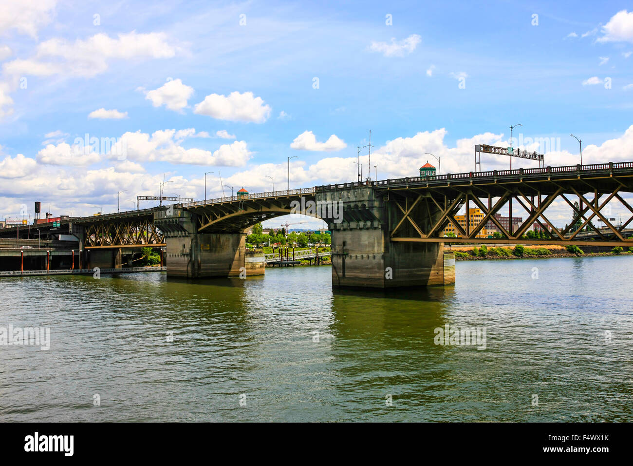 Der Burnside Bridge, eine 1926-Klappbrücke, die den Willamette in Portland, Oregon River Stockfoto