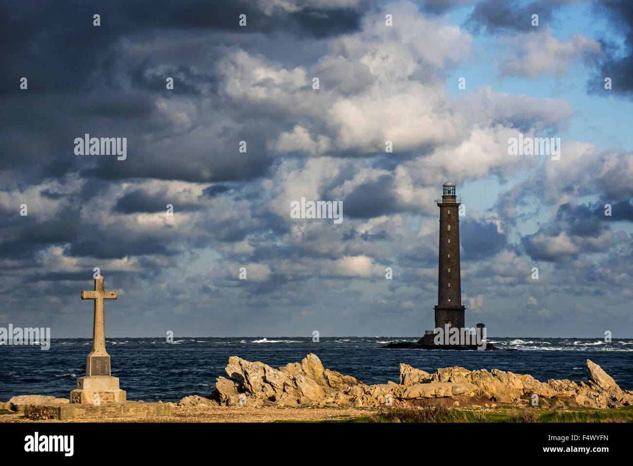 Leuchtturm am Cap De La Hague und Denkmal zu Ehren des französischen Vendémiaire u-Boot-Besatzung, Halbinsel Cotentin, Normandie, Frankreich Stockfoto