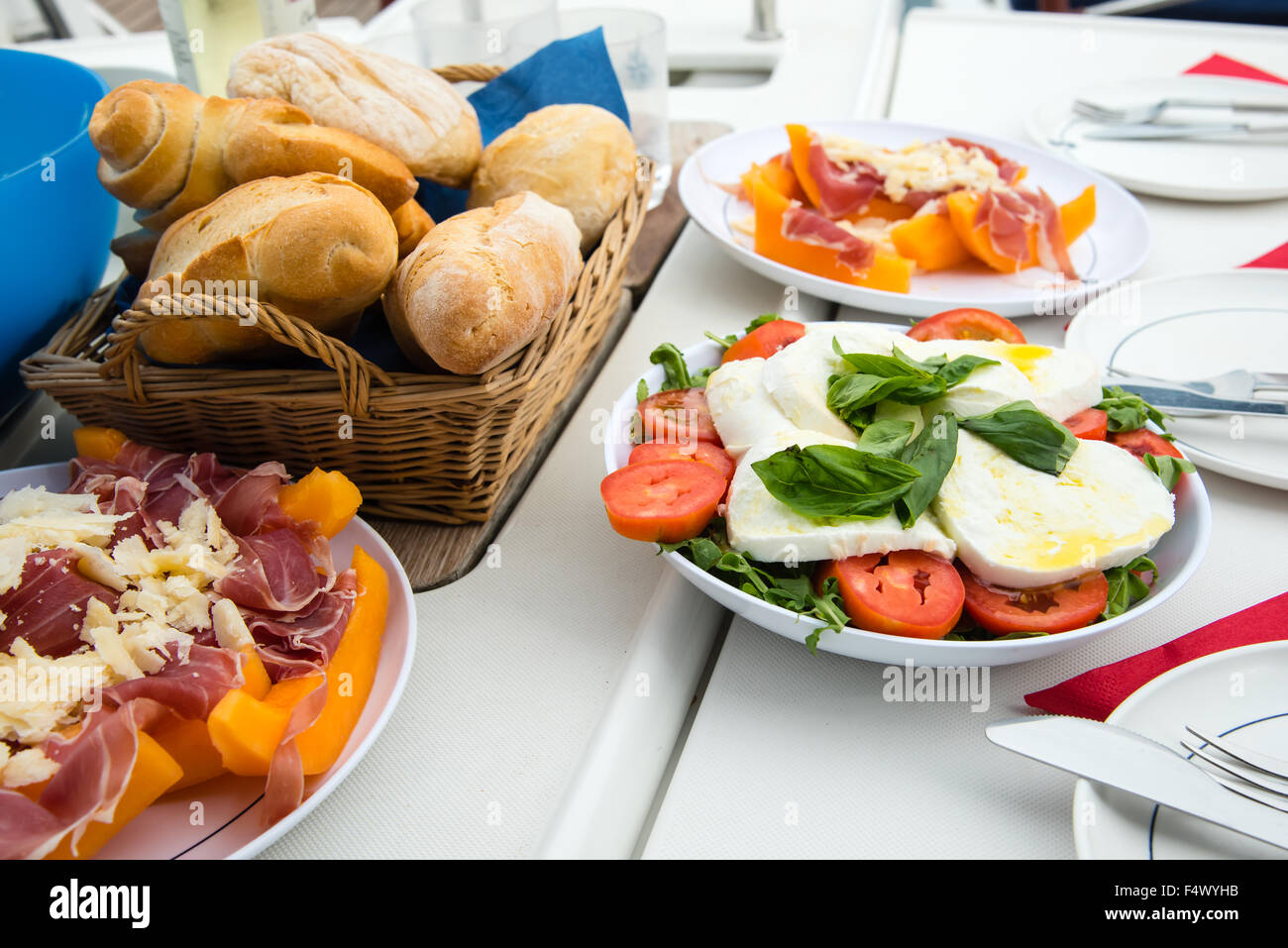 Insalata Caprese, italienische Mozzarella und Tomatensalat Stockfoto