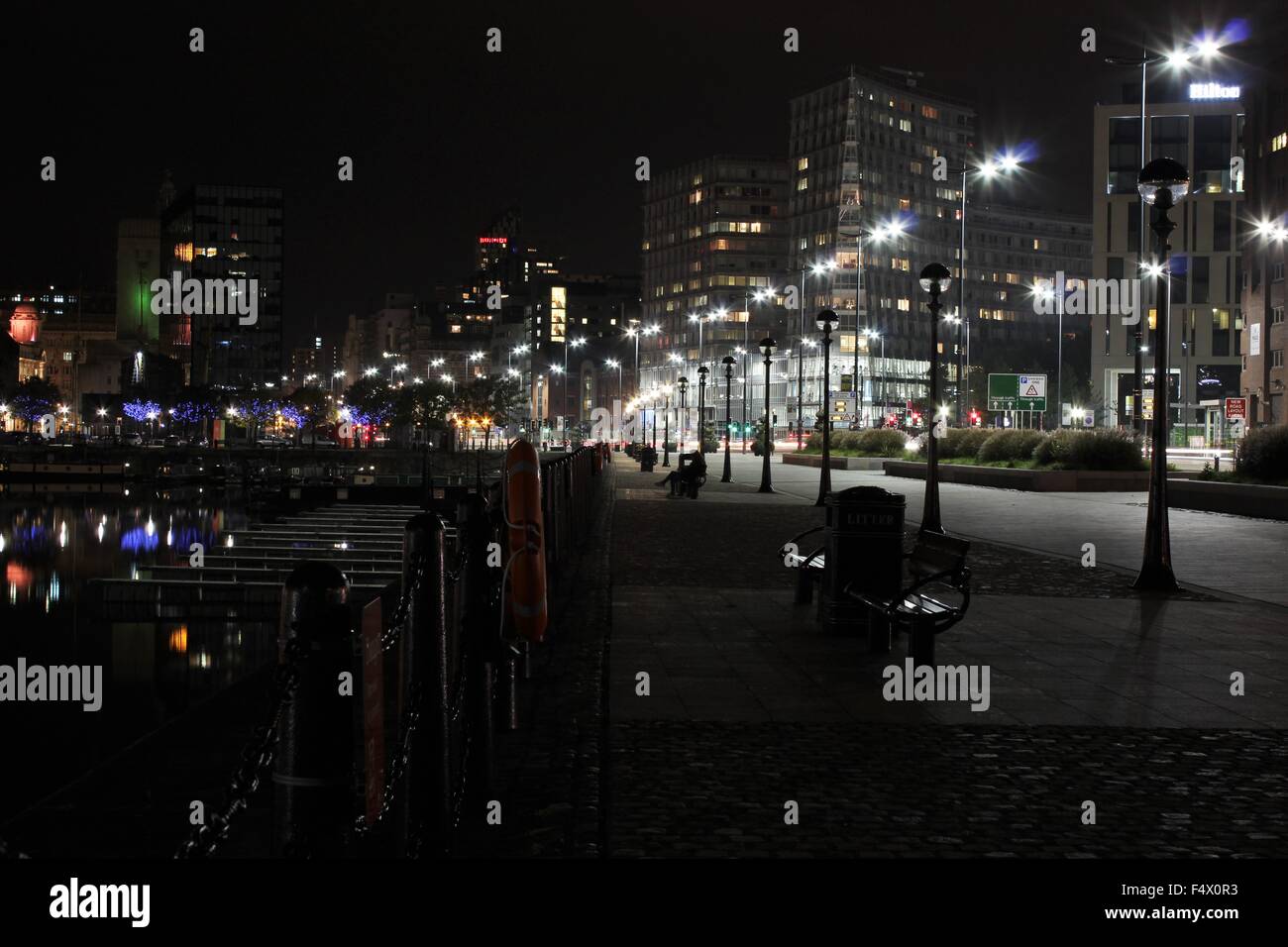 Liverpool atmosphärischen Wasser in der Nacht Stockfoto