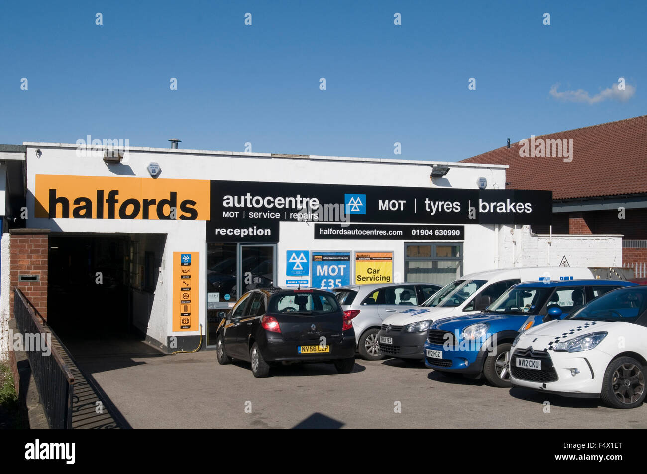 Halfords Autocentre Garage Service Auto Autos Garagen Reparatur MOT Autozentrum center uk Stockfoto