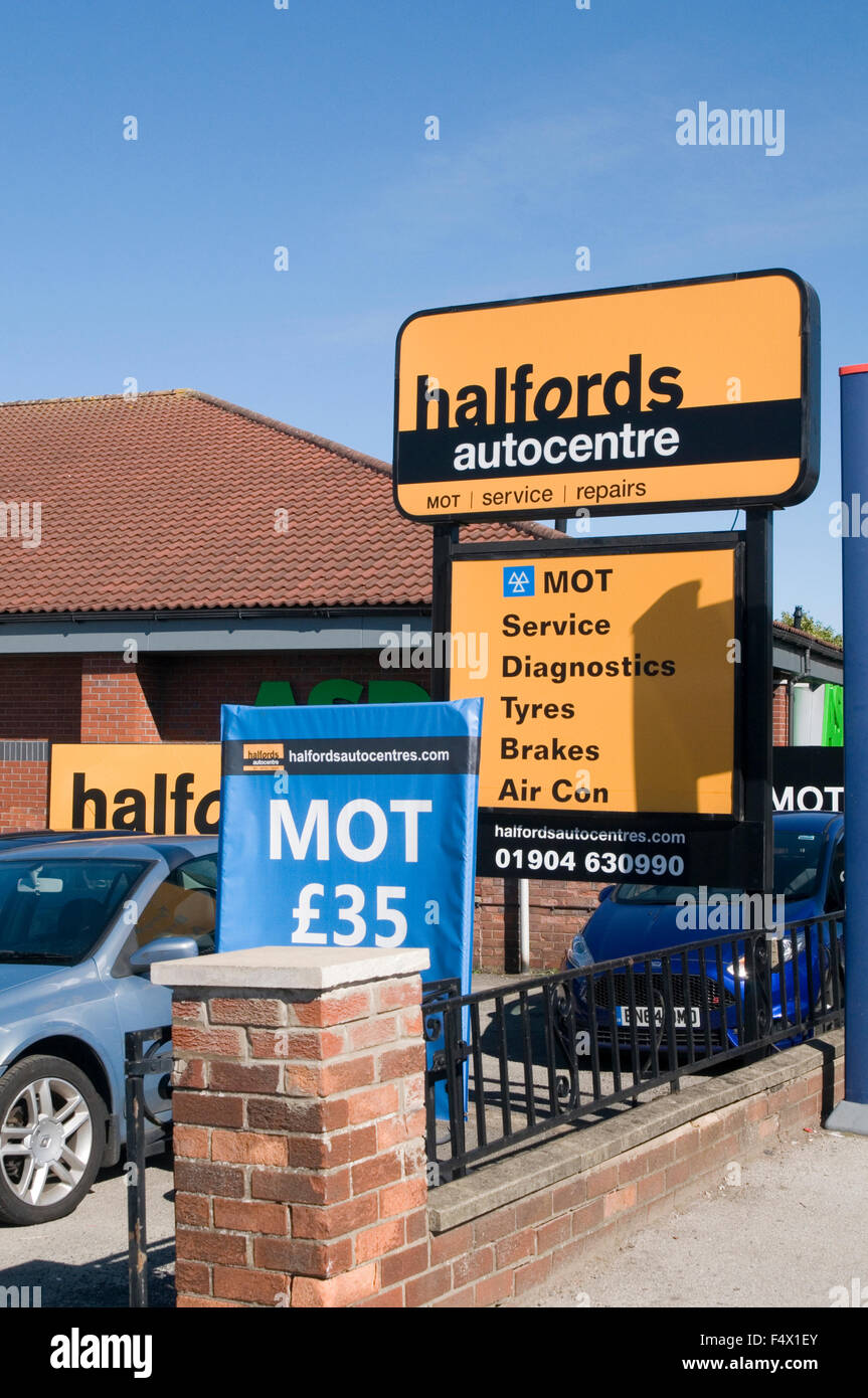 Halfords Autocentre Garage Service Auto Autos Garagen Reparatur MOT Autozentrum center uk Stockfoto