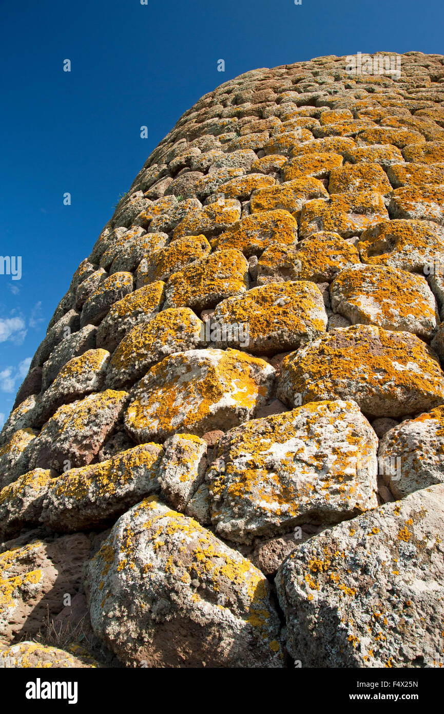 Abbasanta, Sardinien, Italien, 10/2015.View der alten Nuraghe Losa alten Turm, wichtige Gebäude aus der Zeit des sardischen Nuraghen. Stockfoto